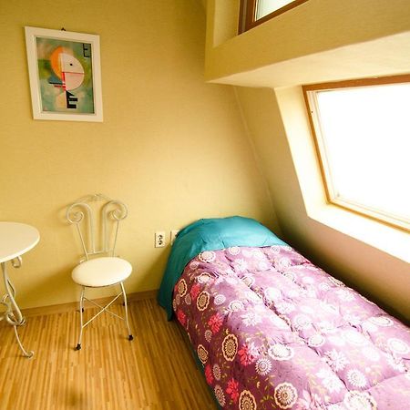 Kimchee Sinchon Guesthouse Seoul Ruang foto
