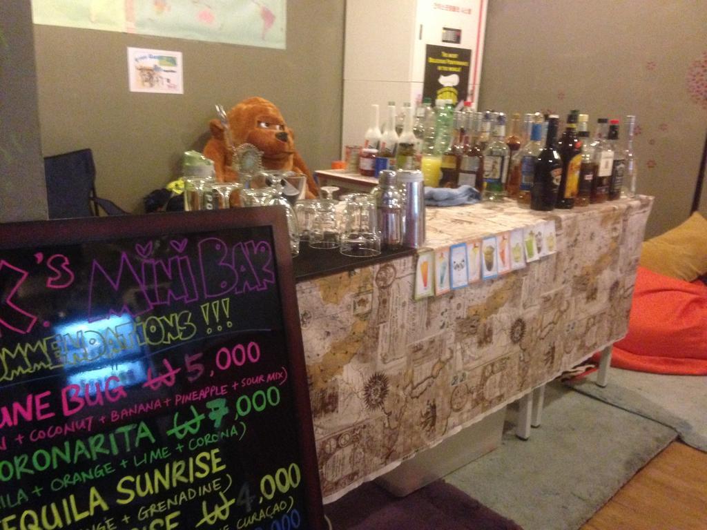Kimchee Sinchon Guesthouse Seoul Bagian luar foto