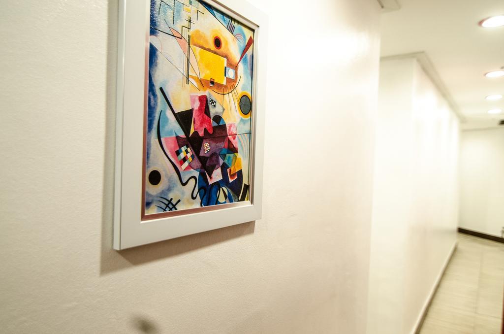 Kimchee Sinchon Guesthouse Seoul Bagian luar foto