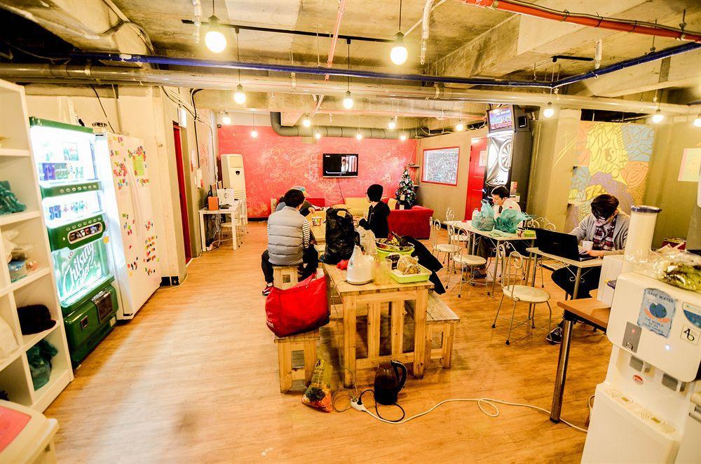 Kimchee Sinchon Guesthouse Seoul Bagian luar foto