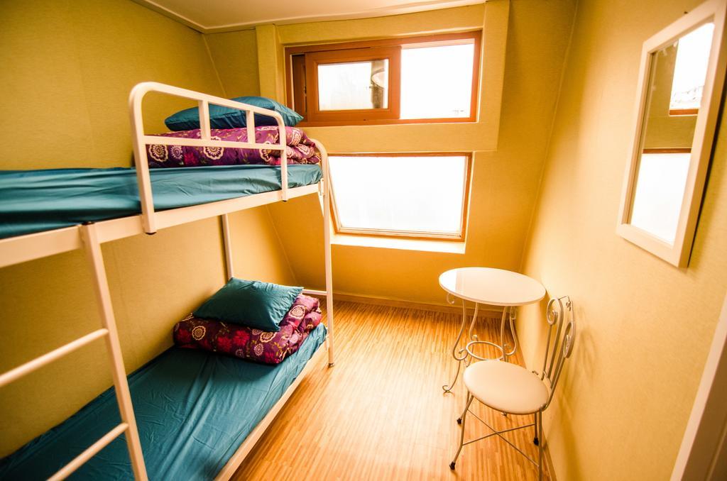 Kimchee Sinchon Guesthouse Seoul Ruang foto