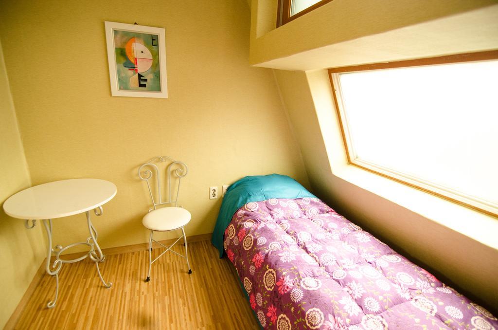Kimchee Sinchon Guesthouse Seoul Ruang foto