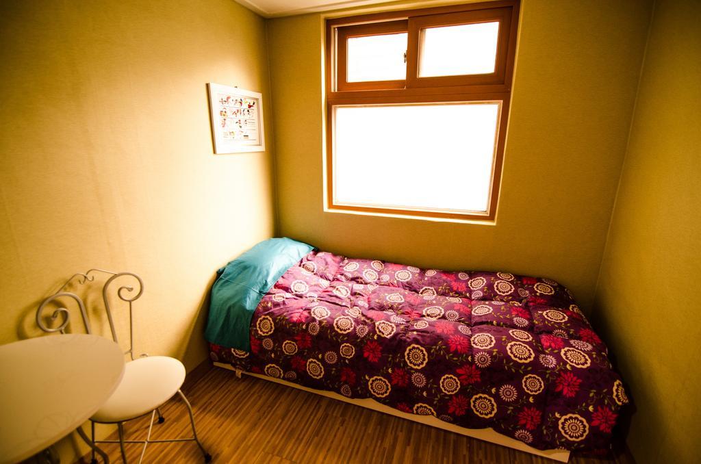 Kimchee Sinchon Guesthouse Seoul Ruang foto