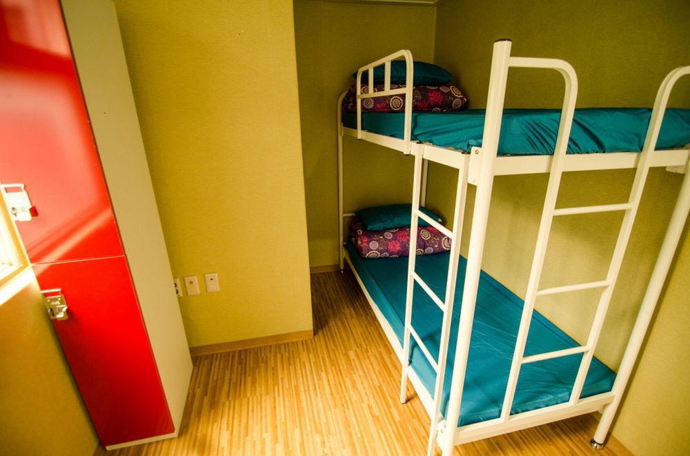 Kimchee Sinchon Guesthouse Seoul Bagian luar foto