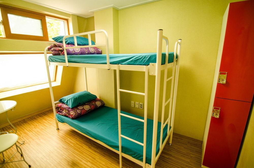Kimchee Sinchon Guesthouse Seoul Bagian luar foto