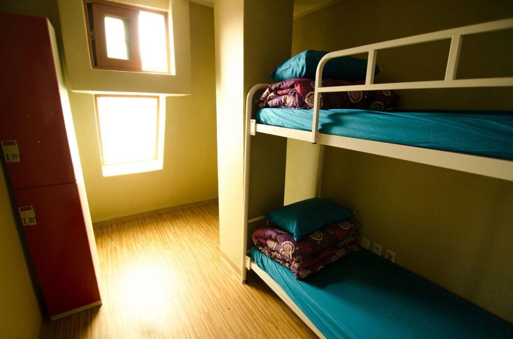 Kimchee Sinchon Guesthouse Seoul Bagian luar foto