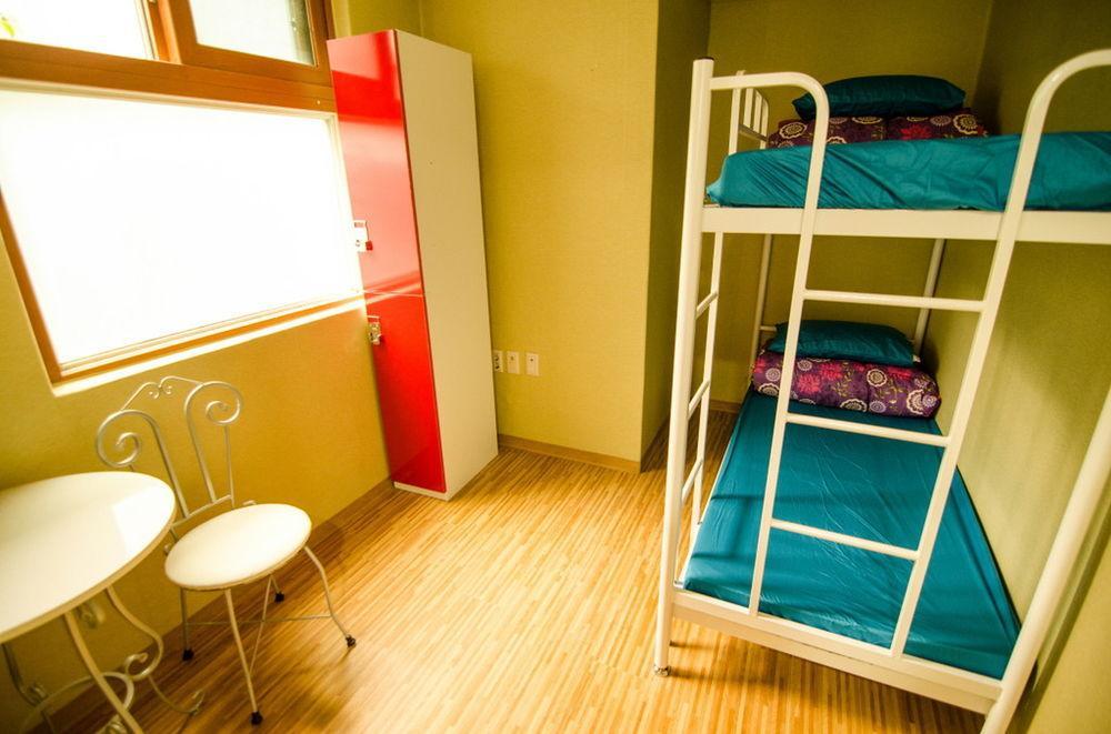 Kimchee Sinchon Guesthouse Seoul Bagian luar foto