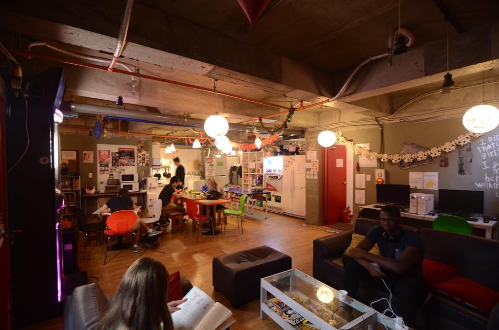 Kimchee Sinchon Guesthouse Seoul Bagian luar foto