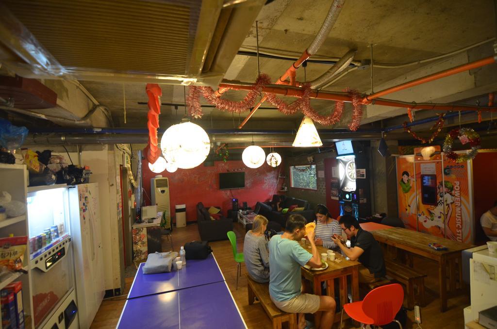 Kimchee Sinchon Guesthouse Seoul Bagian luar foto