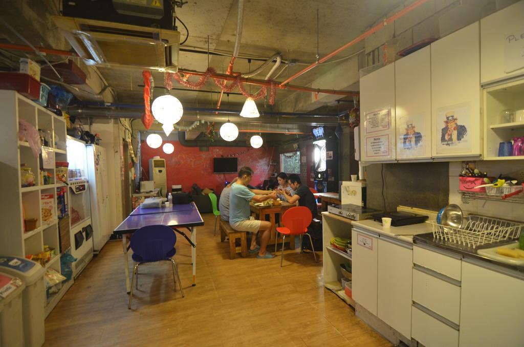 Kimchee Sinchon Guesthouse Seoul Bagian luar foto