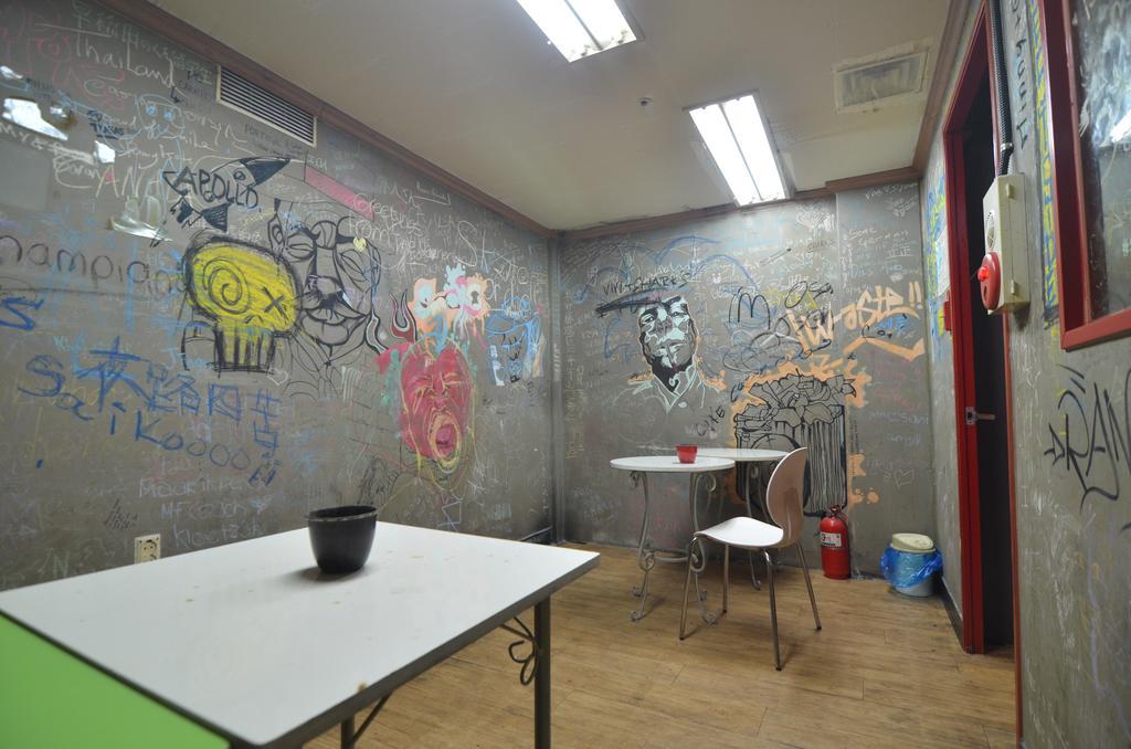 Kimchee Sinchon Guesthouse Seoul Bagian luar foto