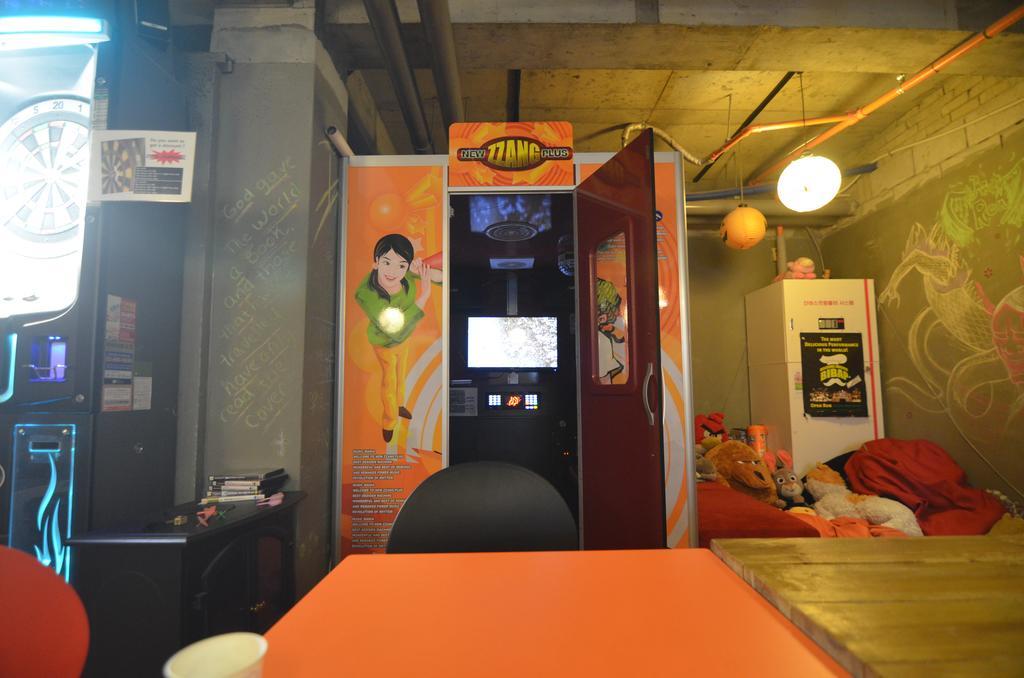 Kimchee Sinchon Guesthouse Seoul Bagian luar foto