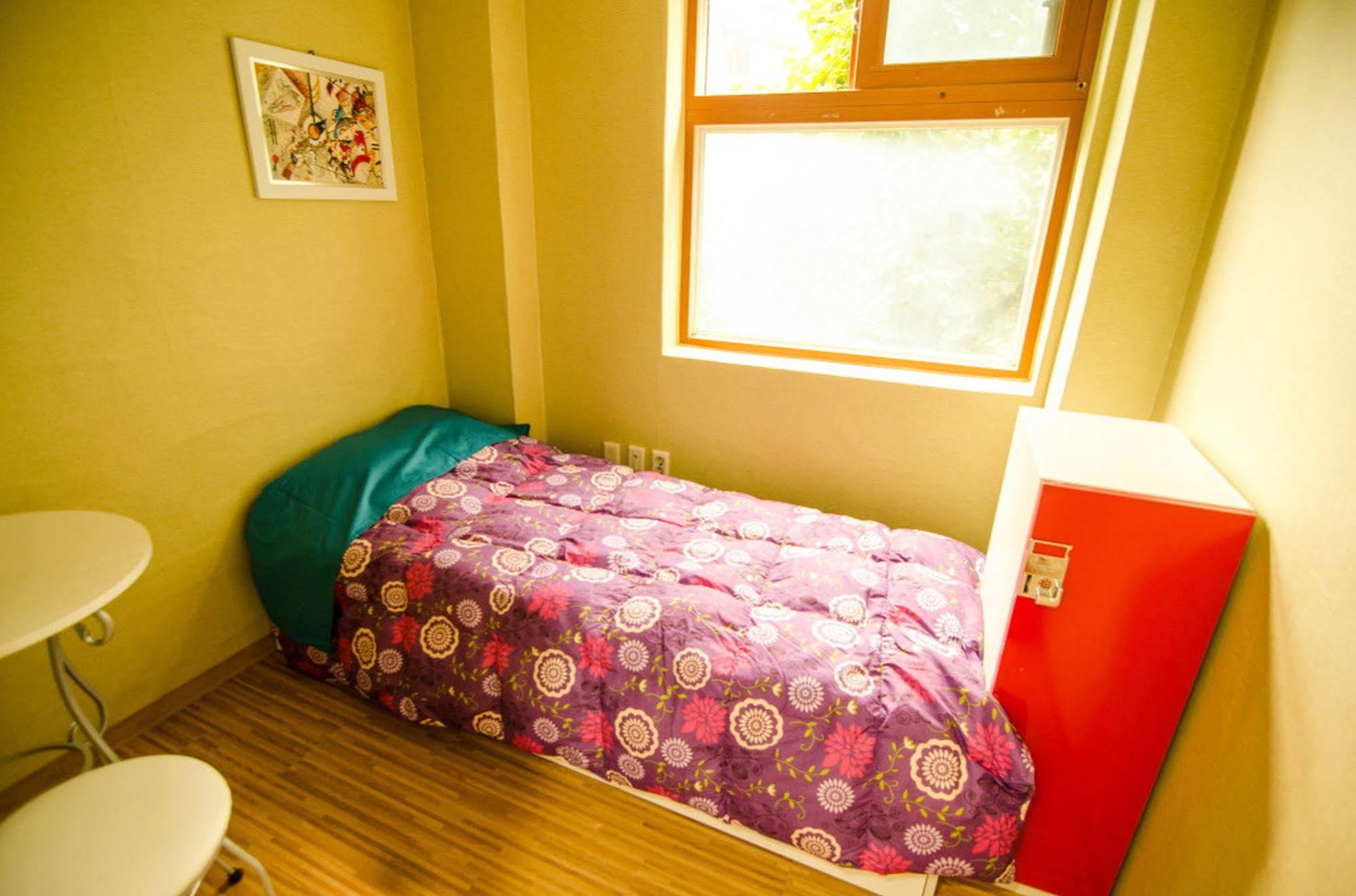 Kimchee Sinchon Guesthouse Seoul Bagian luar foto