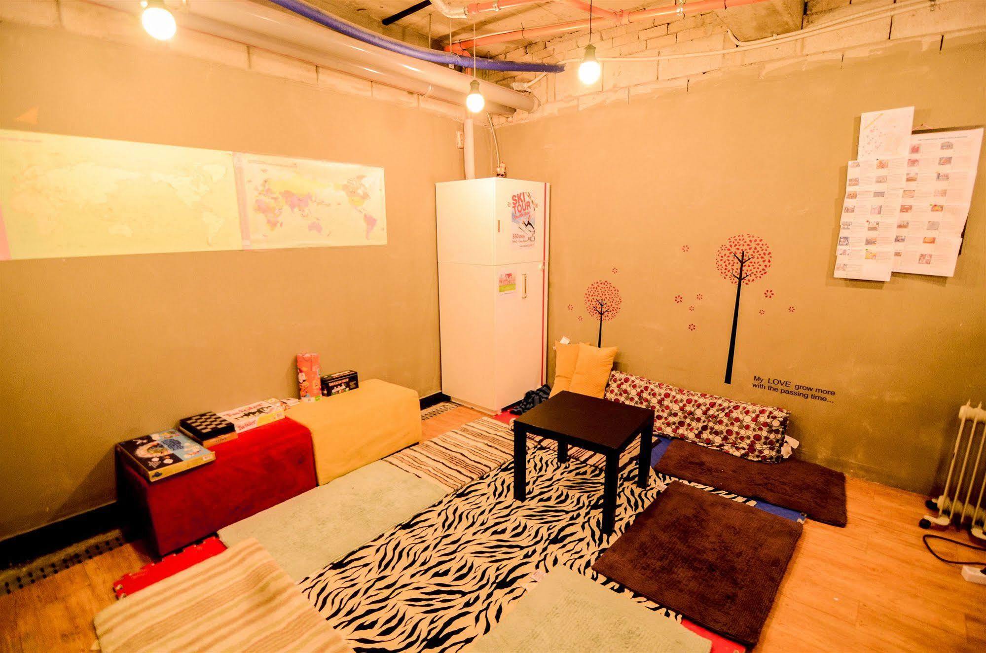 Kimchee Sinchon Guesthouse Seoul Bagian luar foto