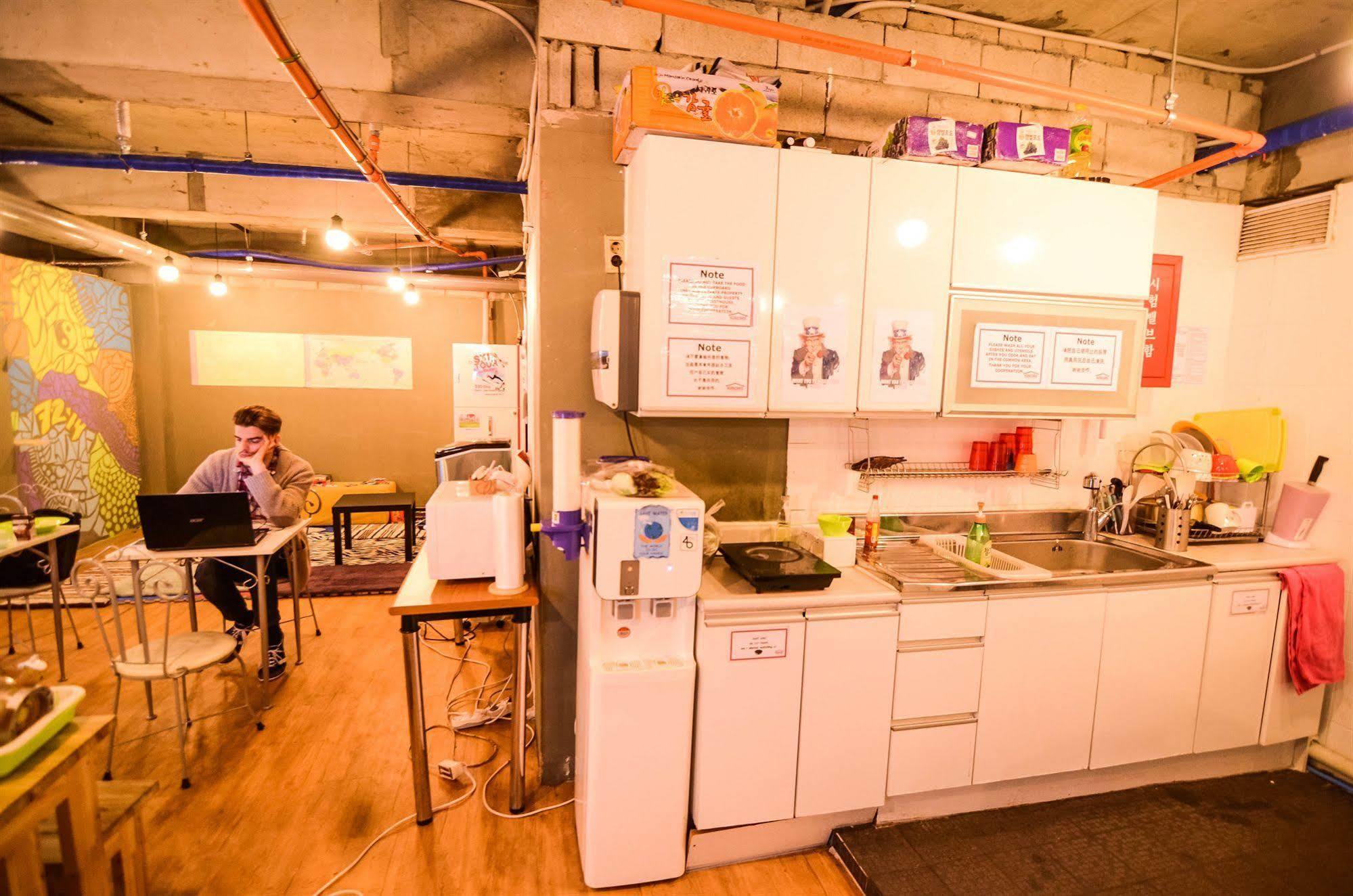 Kimchee Sinchon Guesthouse Seoul Bagian luar foto