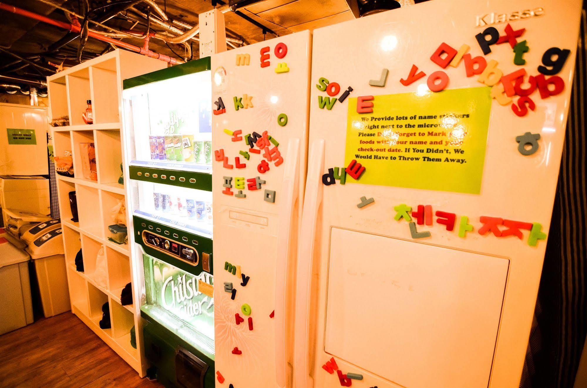 Kimchee Sinchon Guesthouse Seoul Bagian luar foto